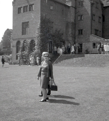 Réception du SOE, en présence de la reine Elisabeth et du prince Charles.