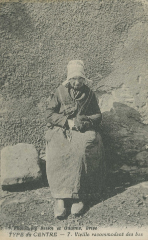 Folklore : "Type du Centre - 7. - Vieille raccomodant des bas".