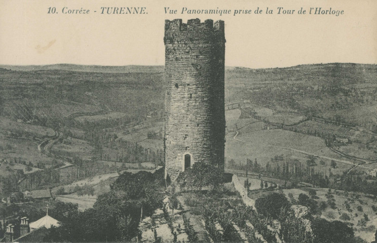 Turenne : "10. Corrèze - Turenne. Vue panoramique prise de la tour de l'Horloge.".
