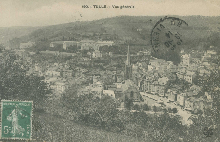 Tulle : "190. - Tulle. - Vue générale". On aperçoit des manèges installés sur la place Gambetta.