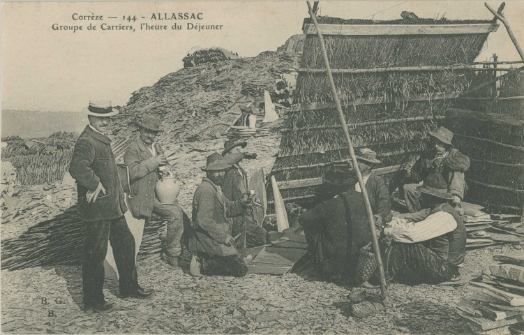 Allassac : "Corrèze - 9 - Allassac - groupe de carriers - l'heure du déjeuner".