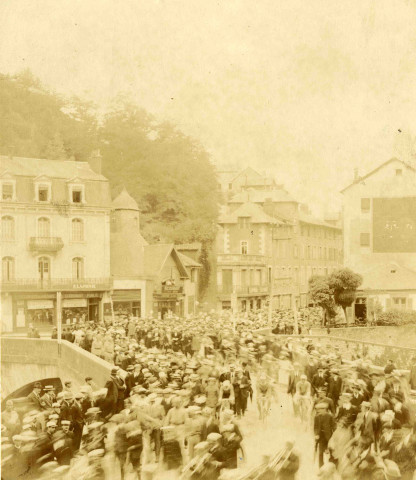La foule traverse le pont de la Barrière.