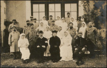 Personnel de l'hôpital et soldats devant le bâtiment.