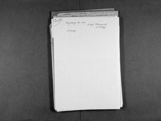 Toponymie : tableaux, coupures de presse, « Liste des communes de la Corrèze et noms de hameaux et lieux-dits évocateurs du passé ».