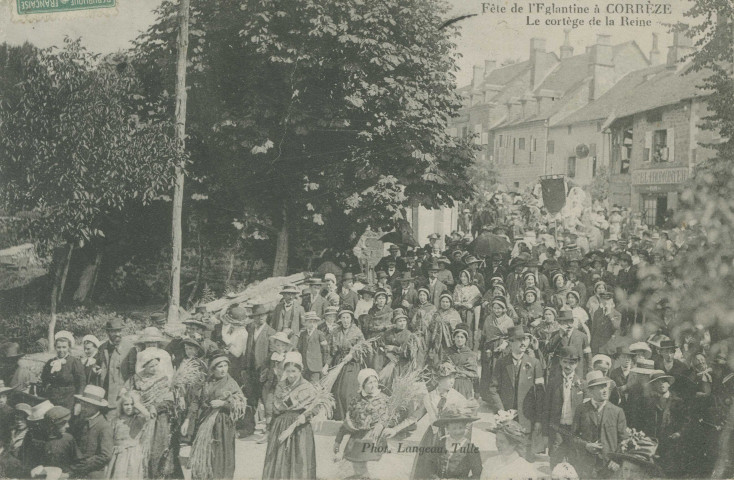 Corrèze : "Fête de l'Eglantine à Corrèze - Le cortège de la reine".