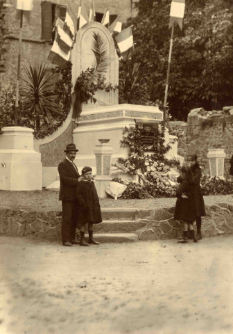 Le monument aux morts, dressé à côté d'un bâtiment de l'ancien collège.