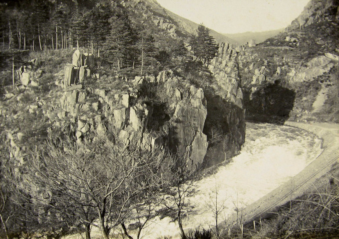 Le Saillant, vallée de la Vézère. Le saut du Saumon.