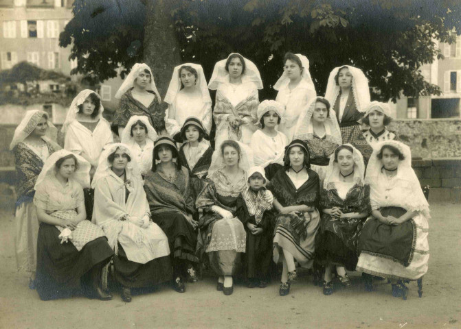 Mme Colette Delord, reine du Félibrige, et un groupe de jeunes filles vêtues du costume traditionnel et du "barbichet", la coiffe limousine.
