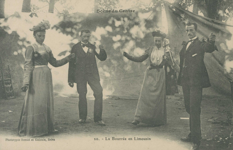Folklore : "Scène du Centre - 20. - La bourrée en Limousin". cliché pris lors du concours de chabrette de Juillac en 1906.