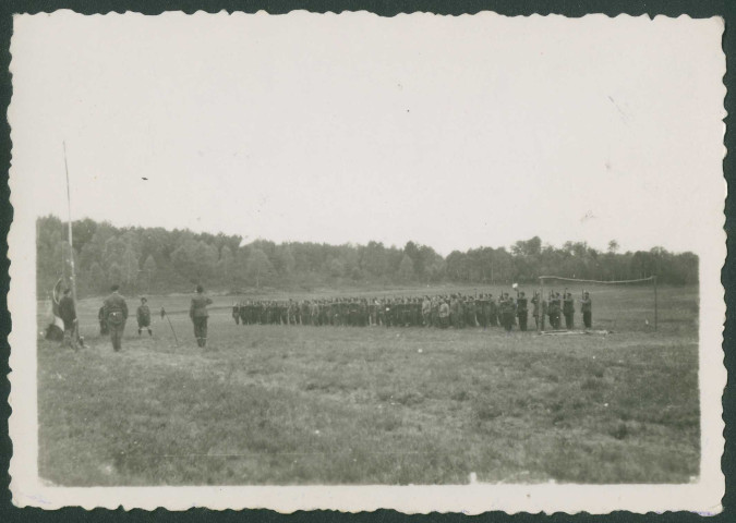 Camp regroupant les maquis de l'AS à Camps : revue militaire, salut au drapeau et exercices sportifs.