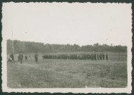 Camp regroupant les maquis de l'AS à Camps : revue militaire, salut au drapeau et exercices sportifs.