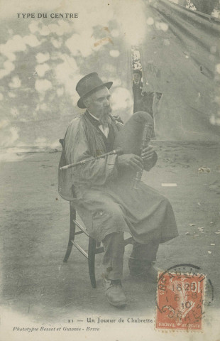 Folklore : "Type du Centre - 21 - Un joueur de chabrette". Auguste Doussaud, forgeron à Arnac-Pompadour, lors du concours de chabrette de Juillac en 1906.