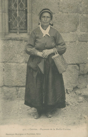 Folklore : "411. - Corrèze. - Paysanne de la Haute-Corrèze". Femme portant un cabas de Beynat.