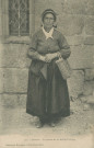 Folklore : "411. - Corrèze. - Paysanne de la Haute-Corrèze". Femme portant un cabas de Beynat.