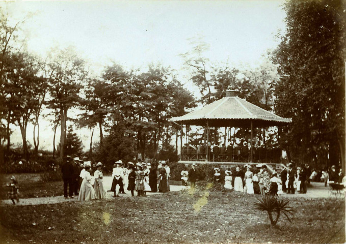 Place de la Guierle (place du 14 juillet), musique militaire sous le kiosque.
