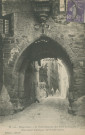 Uzerche : "K - 40. - Uzerche. - La Porte Bécharie, dite Porte Barachaude (monument historique, XIe et XIIe siècles)".