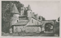 Le Lonzac : "Le Lonzac (Corrèze) - Vieux château fortifié des XIVe et XVe s.".