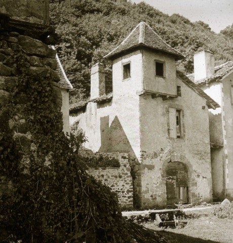 Grande maison et sa petite tour carrée.