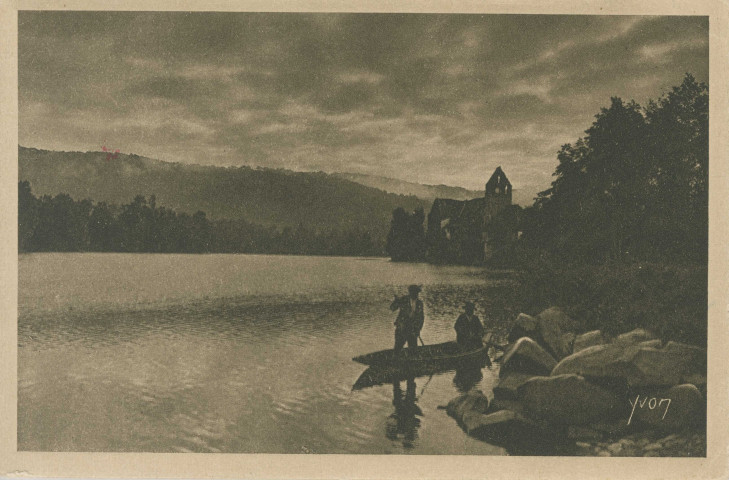 Beaulieu-sur-Dordogne : "La douce France - La région du Limousin - Crépuscule sur la Dordogne à Beaulieu".