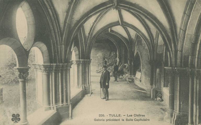 Tulle : "226. - Tulle. - Les cloîtres - Galerie précédant la salle capitulaire".