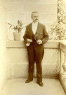 Portrait en pied d'un homme en habit, sur un balcon (A. Guinot ?).