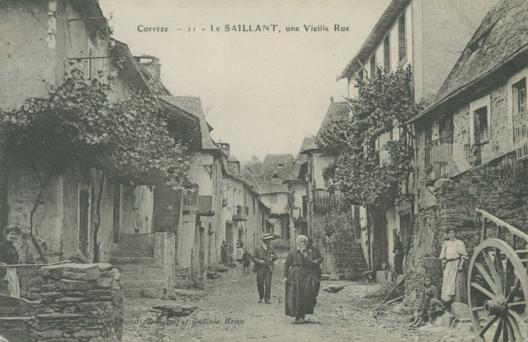 Voutezac : "Corrèze - 11 - Le Saillant, une vieille rue".