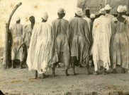 Groupe d'hommes et femmes, vus de dos.