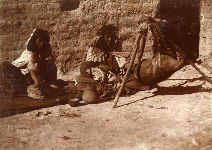 Femme mondant du blé et une autre faisant du beurre.