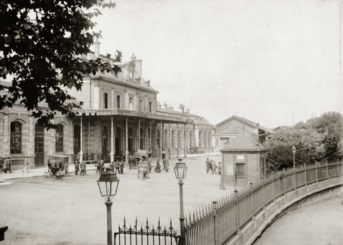 Gare : façade (avant les travaux de construction d'une verrière et du portail en fer forgé en 1911).