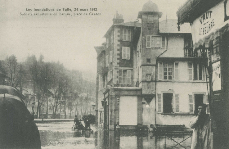 Tulle : "Les inondations de Tulle, 24 mars 1912 - Soldats sauveteurs en barque, place du Canton".