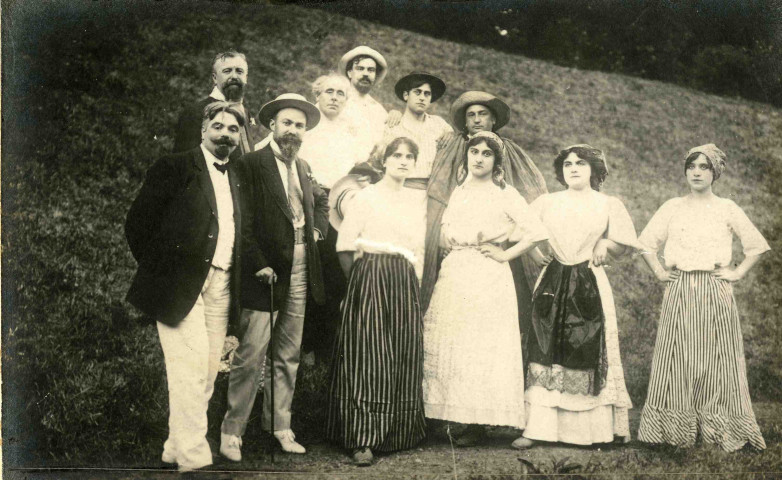 L'auteur de la pièce, Raoul Charbonnel, le compositeur de la musique, Francis Casadessus et les acteurs.