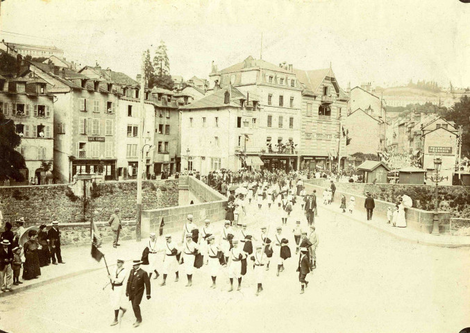 Les gymnastes au pont de la Barrière.