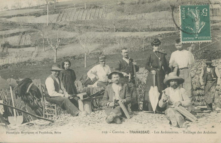 Donzenac : "219. - Corrèze. - Travassac. - Les ardoisières. - Taillage des ardoises".