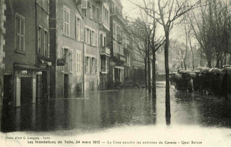 "Les inondations de Tulle, 24 mars 1912. La crue envahit les environs du Caveau, quai Baluze".
