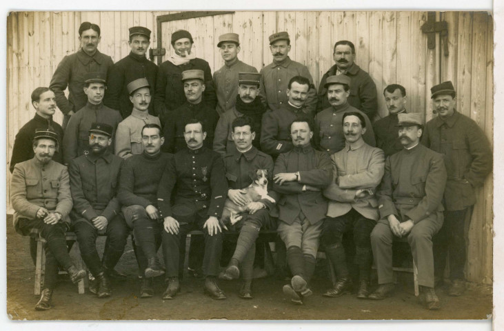 Camp de Würzburg : portrait d'un groupe de prisonniers avec un chien.