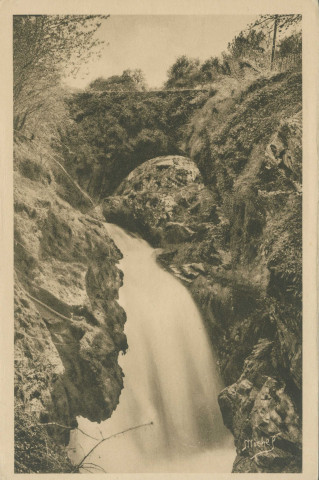 Gimel : "La Corrèze touristique - 7014 Gimel (site classé) - Le pont et la première chute".
