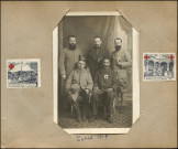 Portrait de groupe en studio de cinq soldats.