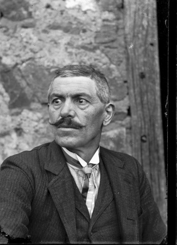 Portrait d'un homme, en buste.