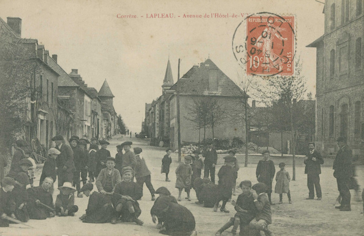 Lapleau : "Corrèze. - Lapleau. - Avenue de l'hôtel-de-ville".