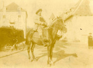 Un cavalier en selle.