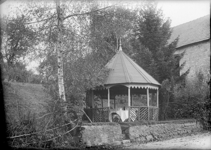 Kiosque dans un jardin.