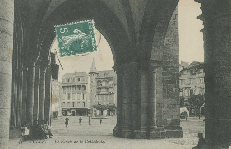 Tulle : "45 Tulle. - Le parvis de la cathédrale.".
