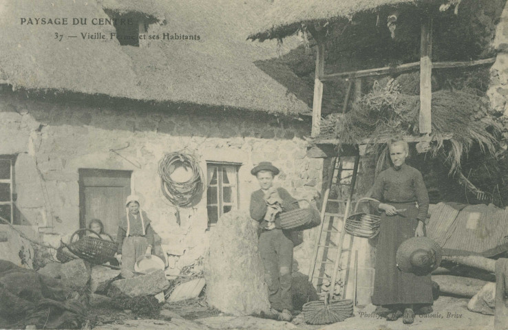 Folklore : "Paysage du Centre - 37 - Vieille ferme et ses habitants".