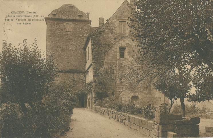 Aubazine : "Obazine (corrèze) - Abbaye cistercienne (XIIe siècle) - Donjon, Vestiges du réfectoire des moines".