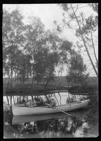 Deux enfants dans un canot.
