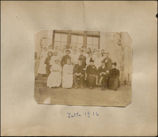Le personnel devant l'hôpital, portrait de groupe.