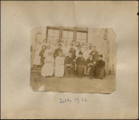 Le personnel devant l'hôpital, portrait de groupe.