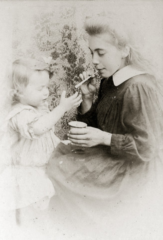 Portrait d'une jeune fille (Marie-Lucie Montagut ?) et jeune enfant faisant des bulles de savon.