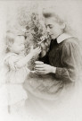 Portrait d'une jeune fille (Marie-Lucie Montagut ?) et jeune enfant faisant des bulles de savon.