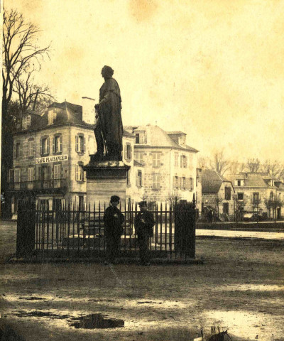 La Guierle : statue en bronze du maréchal Guillaume Brune.